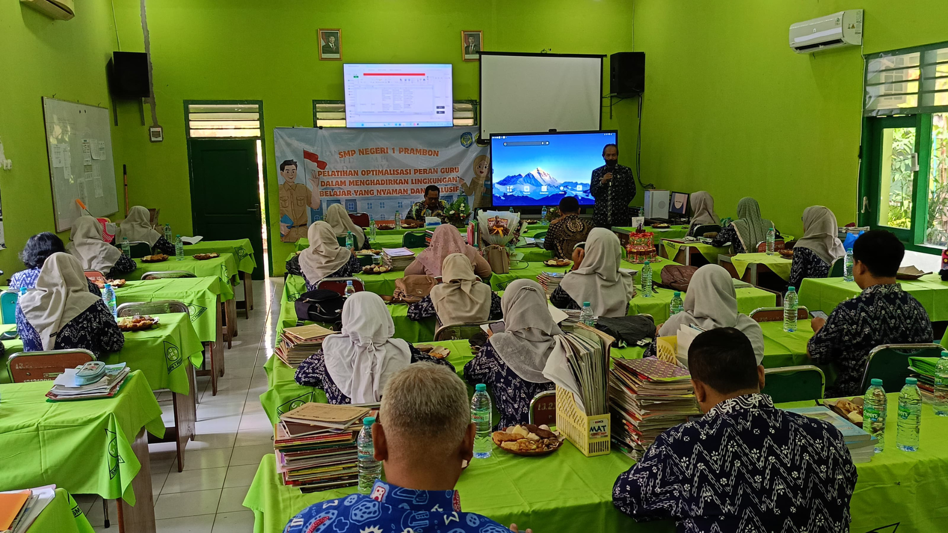 Guru SMPN 1 Prambon Tingkatkan Kompetensi Lewat Dua BIMTEK Inspiratif!