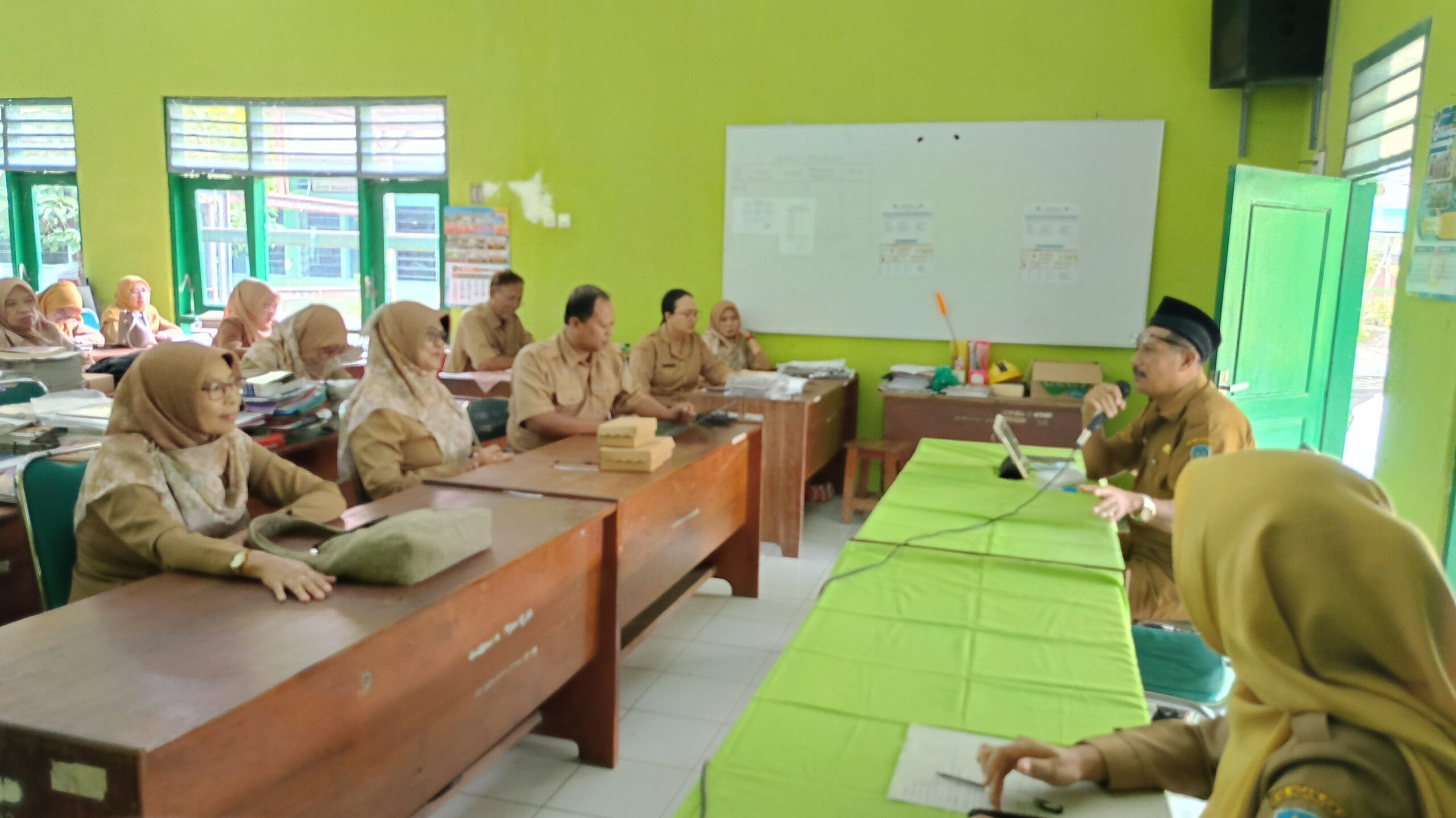 Semangat Baru di SMPN 1 Prambon: Rapat Dinas Perdana Bersama Kepala Sekolah Baru