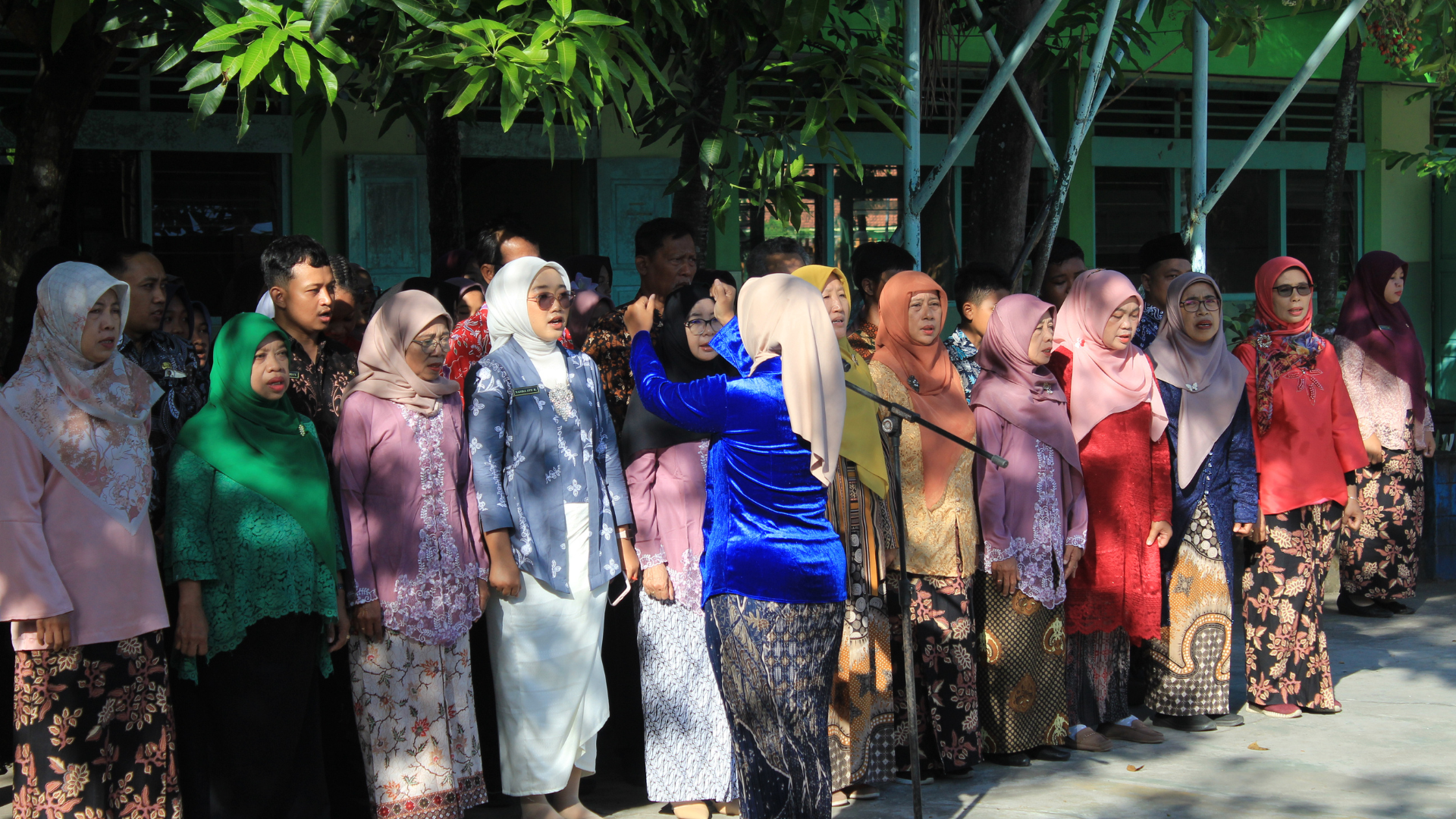 Semangat Kartini Hidup di SMP Negeri 1 Prambon: Upacara Penuh Makna dan Warna Budaya