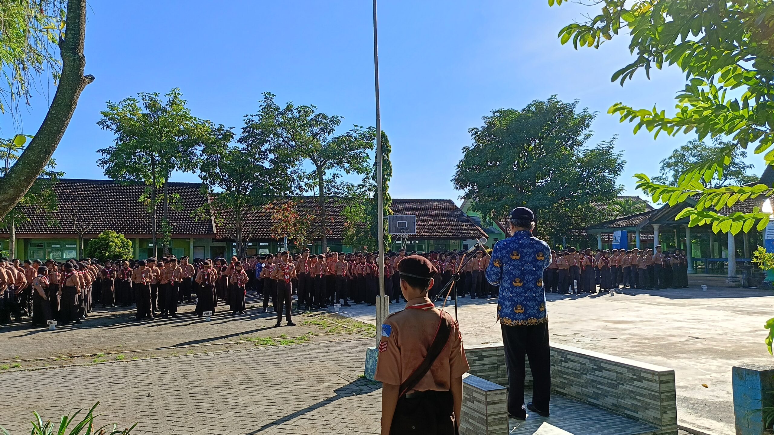 Semarak Hardiknas 2026 di SMPN 1 Prambon: Dari Upacara Khidmat, Puisi Syahdu, hingga Kejutan Manis!